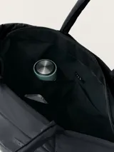 Bolso shopper negro acolchado con 2 asas. Tejido resistente. Cierre principal con cremallera, patrón acolchado exterior con diseño de costuras. Bolsillos interiores para mayor comodidad.