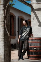 Pantalón negro de calado con patrón geométrico.