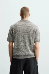 Polo de hombre de punto con brillo, corte regular fit, cuello solapa con cierre de botones, manga corta y terminaciones en rib.