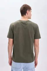 Remera verde militar de manga corta con estampa frontal blanca con la palabra 'Surface' y la frase 'Beyond Reflections'.