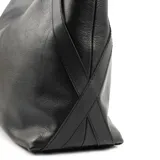Bolso tipo tote de cuero negro con asas fijas, acceso con cierre y herrajes dorados. Interior forrado en algodón y poliéster con un bolsillo con cierre y dos abiertos.