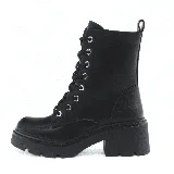 Bota corta negra de cuero sintético con cordones y suela track. Tiene un taco de 6 cm.