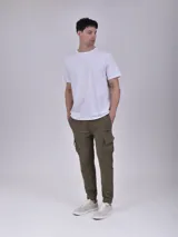 Pantalón de jogging color beige con bolsillos cargo laterales, cintura ajustable con cordón y puños elásticos.