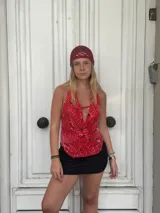 Top rojo con estampado floral, escote halter y espalda descubierta.