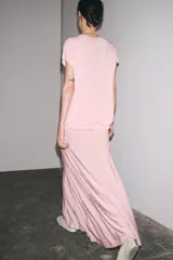 Top de punto color rosa, de cuello redondo y manga corta ancha.