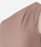 Blusa sastre de viscosa color marrón, con escote de un hombro, bretel ancho, regulador lateral y bajo asimétrico.