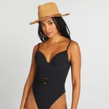 Sombrero de rafia color marrón con cinta de cuero sintético marrón alrededor de la base de la copa.