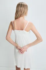 Camisón corto negro con breteles finos y escote en V con detalle de encaje.