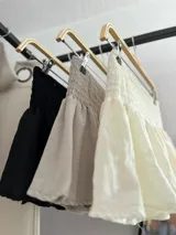 Minifalda color beige con cintura elastizada.