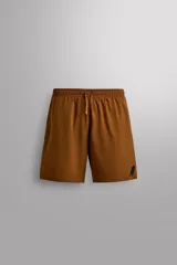 Pantalón corto deportivo color marrón oliva, con cintura elástica ajustable con cordón, bolsillos frontales y bolsillo trasero con cierre. Presenta forro interior y detalle de logo estampado en la pernera.