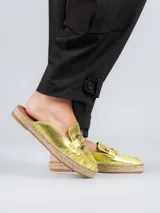 Sandalia mule color blanco con aplique metálico dorado y suela de yute.
