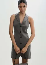 Minivestido gris con finas rayas verticales, cuello con solapas, sin mangas y cierre frontal con botones.