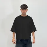 Remera blanca de felpa con calce boxy y logo estampado en la espalda.