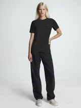 Remera negra de algodón regenerativo con cuello redondo y manga corta. Tiene el logo de Calvin Klein bordado en el pecho.