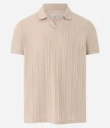 Camisa polo de hombre color beige, confeccionada en tejido jacquard con textura vertical. Tiene cuello polo con escote en V, manga corta y corte regular.