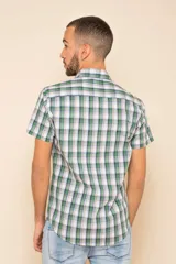 Camisa de manga corta con estampado a cuadros en tonos azul, rojo y blanco. Cierre con botones y tela ligera.