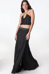 Falda midi tejida a rayas verticales en tonos celeste y azul, con cintura elástica y abertura lateral.