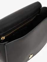 Cartera saddle negra de Tommy Hilfiger con correa de textil trenzado ajustable y extraíble, cierre de solapa magnético, bolsillo interior con cremallera e insignia del monograma TH en la parte delantera.