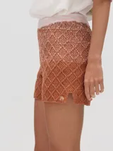 Short tejido a rombos con degradé de celeste a amarillo, calce suelto y pretina elástica combinada.