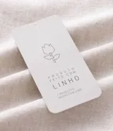 Camisa de hombre de manga corta confeccionada en una mezcla de lino y algodón, marca Marfinno. Presenta un calce confort, cuello clásico, cierre frontal con botones y un bolsillo de parche con solapa en el pecho. Las mangas cuentan con un detalle de dobladillo.