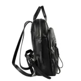 Mochila negra de cuero sintético con diseño liso, acceso con cierre, correa regulable y asas fijas. Cuenta con un compartimento principal, tres bolsillos externos con cierre y tres bolsillos internos (uno con cierre y dos abiertos).