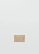 Monedero rojo con estampado animal print imitación piel de cocodrilo, forro interior, logo en relieve, múltiples ranuras para tarjetas y cierre de imán interior.