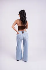 Top color borgoña con escote halter asimétrico y tiras finas que se atan al cuello.