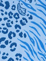 Bombacha de bikini de cobertura media con estampado animal print en tonos marrones y detalle de cinturón con dije de tigre dorado.