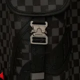 Mochila Sprayground con diseño a cuadros en tonos grises y negros, con correas frontales con hebillas metálicas, bolsillos laterales con cierre y asa superior.