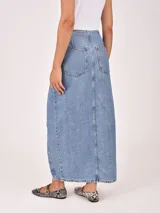 Falda larga de denim color celeste claro, de corte recto, con abertura frontal abotonada.