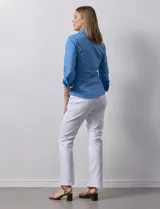 Camisa blanca de algodón marca Zac & Rachel, con cuello con solapa, abertura central con botones, delantera tableada y laterales elastizados.