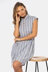Vestido camisero de lino a rayas celestes y blancas, con cuello clásico, botones de madera y cinturón de lazo.