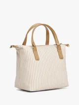 Cartera tote pequeña de lona a rayas verticales color beige y blanco, con doble asa corta color camel y correa larga de hombro ajustable y removible.
