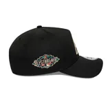 Gorro New Era 9Forty negro con logo del equipo de béisbol Arizona Diamondbacks bordado en el frente en color rojo y beige. Presenta el logo de New Era bordado en el lateral izquierdo y visera curva con interior verde. Ajustable en la parte trasera.