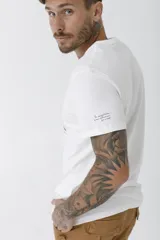 Remera celeste de corte clásico con cuello redondo y manga corta. Estampado pequeño en el pecho.