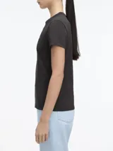 Remera negra de algodón con corte slim fit, cuello redondo y logo "ck" bordado en el pecho.