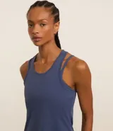 Musculosa deportiva roja de microfibra con perforaciones y espalda estilo nadador.
