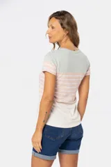 Remera de manga corta con cuello redondo, con rayas horizontales en color celeste y blanco en la parte superior y color azul en la parte inferior.