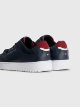 Zapatillas urbanas Tommy Hilfiger color azul marino, con cordones, suela blanca y detalles en rojo. Logo de la marca en el lateral y la lengüeta.