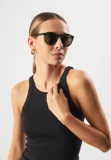Gafas de sol Eco Shades Fontana con montura redonda gris y lentes verdes. Fabricadas con acetato biodegradable y lentes de PMMA reciclado.