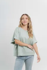 Buzo verde agua de algodón grueso, manga corta y corte oversize.