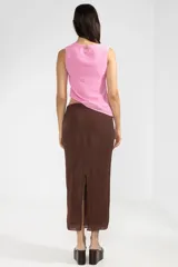 Top sin mangas color rosa, con cuello redondo y detalle metálico con logo en el ruedo.