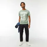 Camiseta verde con estampado blanco de cactus y texto "Arizona Sun Place summer land The Heat of the Desert".