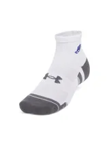 Medias deportivas Under Armour de corte tobillero, color blanco con detalles en gris y logo de la marca bordado en azul.