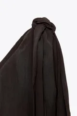 Top marrón oscuro con textura, escote asimétrico y tirante ancho ajustable con lazada en el mismo tejido.