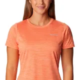 Remera deportiva Columbia color gris con estampado de líneas horizontales y logo de la marca en el pecho.