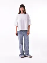 Remera blanca de corte holgado y mangas cortas.