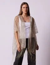 Kimono plisado dorado con lurex, ruedo con flecos y diseño abierto.