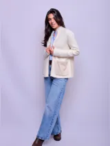 Campera de lana color crudo con espalda de paño 100% lana.