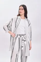 Pantalón de algodón a rayas verticales en color crudo, corte recto con lazo en la cintura.